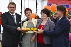 Ključ od prenovljene šole so prevzeli (z leve) župan mag. Marko Diaci, Anica Novak, Mateja Zendzianowksy in v.d. generalnega direktorja Alen Kofol